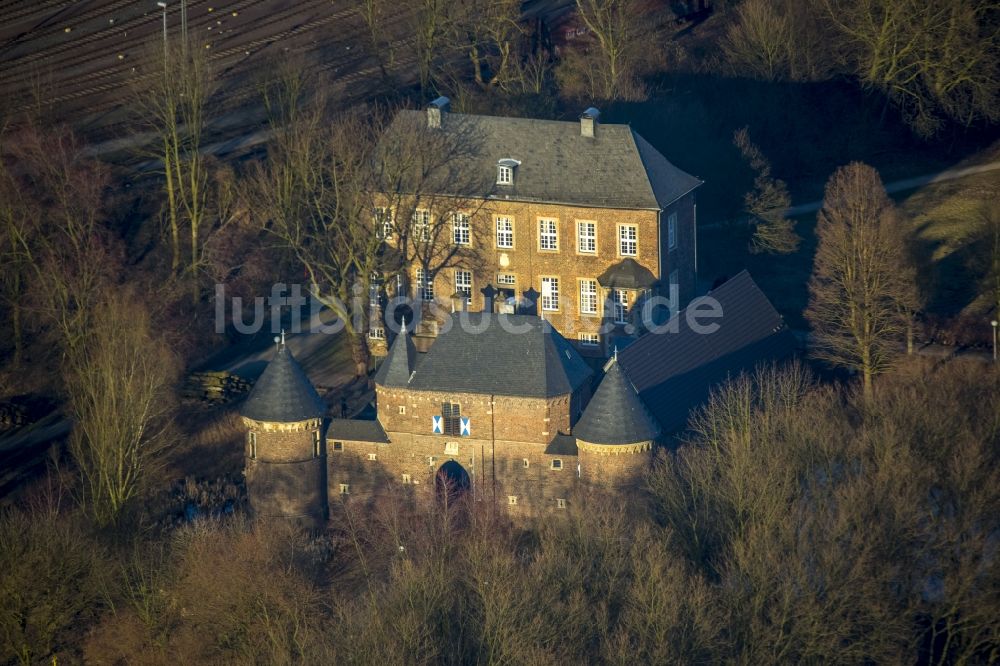 Luftbild Oberhausen - Burg Vondern im späten Winterlicht in Oberhausen im Bundesland Nordrhein-Westfalen