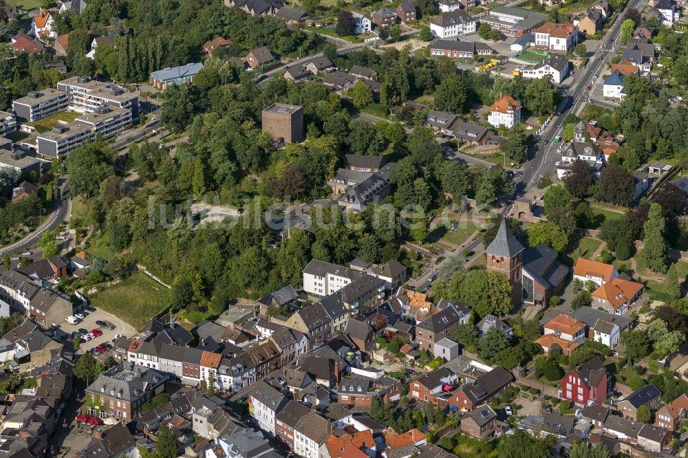 Elsdorf von oben - Burg Wassenberg in Nordrhein-Westfalen