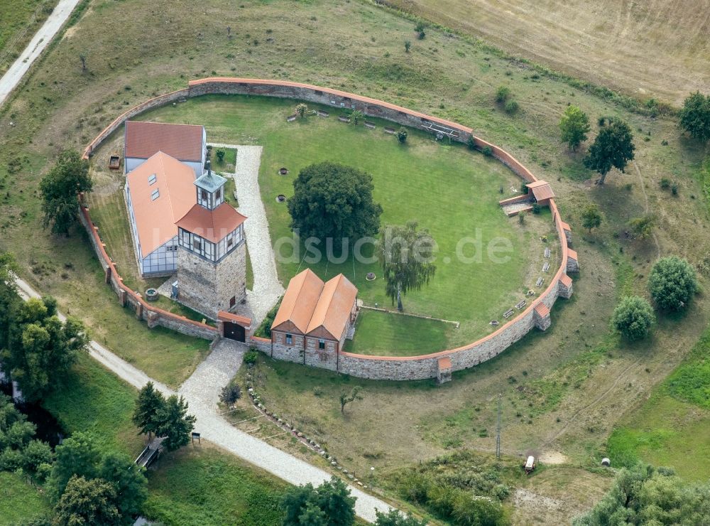 Walternienburg aus der Vogelperspektive: Burg Wasserburg Walternienburg in Walternienburg im Bundesland Sachsen-Anhalt, Deutschland