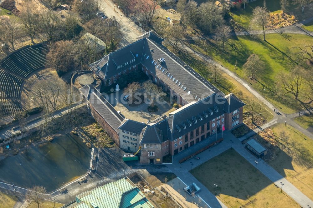 Dinslaken aus der Vogelperspektive: Burganlage der Burg Dinslaken am Platz D'Agen in Dinslaken im Bundesland Nordrhein-Westfalen, Deutschland