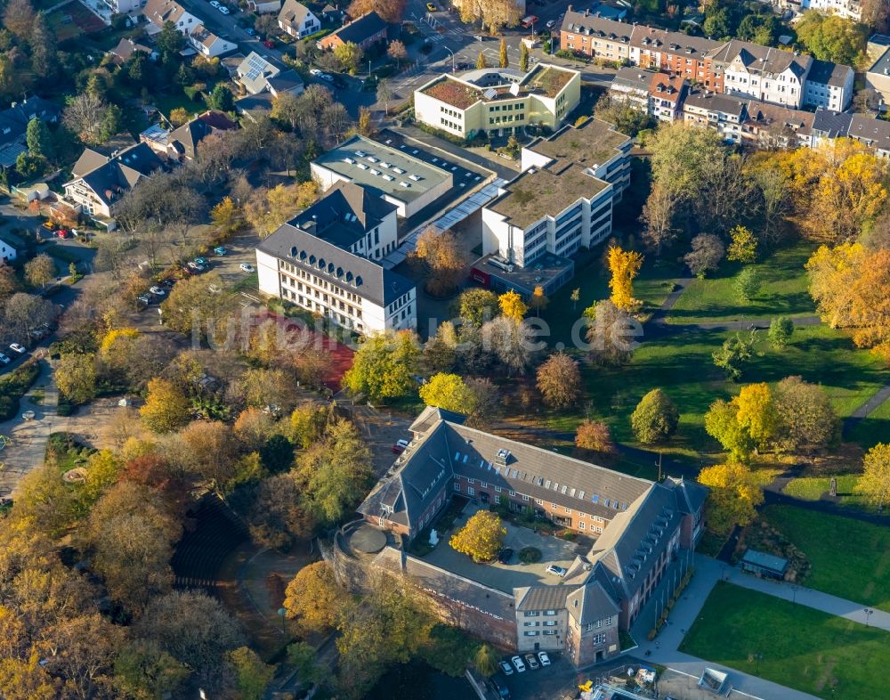 Dinslaken von oben - Burganlage der Burg Dinslaken am Platz D'Agen in Dinslaken im Bundesland Nordrhein-Westfalen, Deutschland