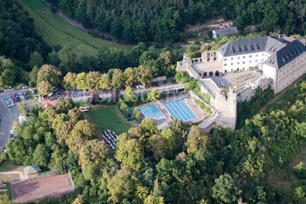 Altleiningen aus der Vogelperspektive: Burganlage der Burg-Jugendherberge Altleiningen im Ortsteil Höningen in Altleiningen im Bundesland Rheinland-Pfalz