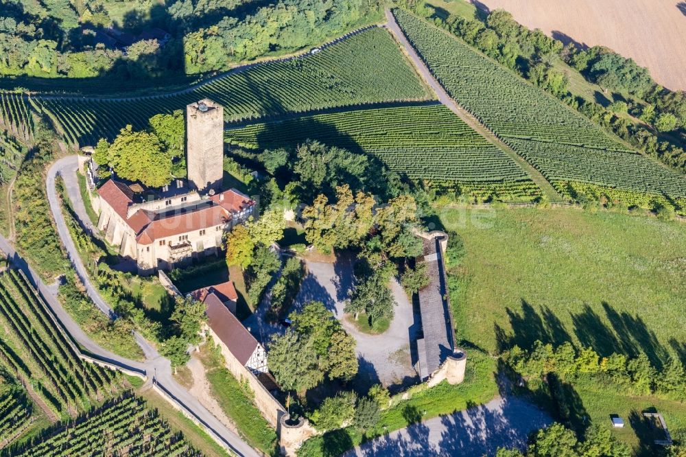 Luftbild Sulzfeld - Burganlage der Burg Ravensburg mit Burgrestaurant auf einem Hügel mit Weingärten in Sulzfeld im Bundesland Baden-Württemberg, Deutschland