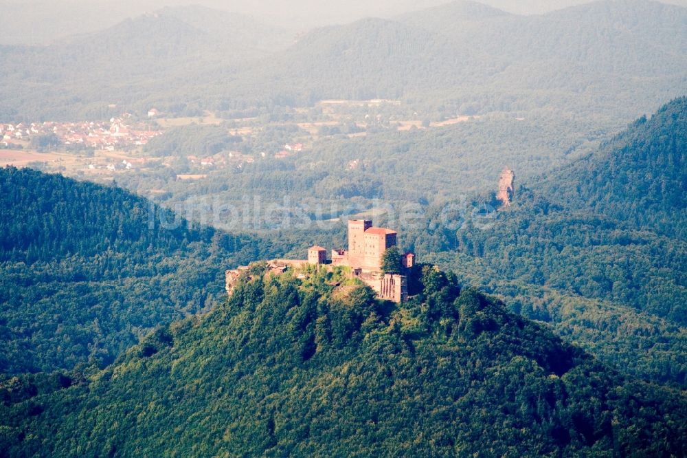 Annweiler am Trifels aus der Vogelperspektive: Burganlage der Burg Trifels in Annweiler am Trifels im Bundesland Rheinland-Pfalz