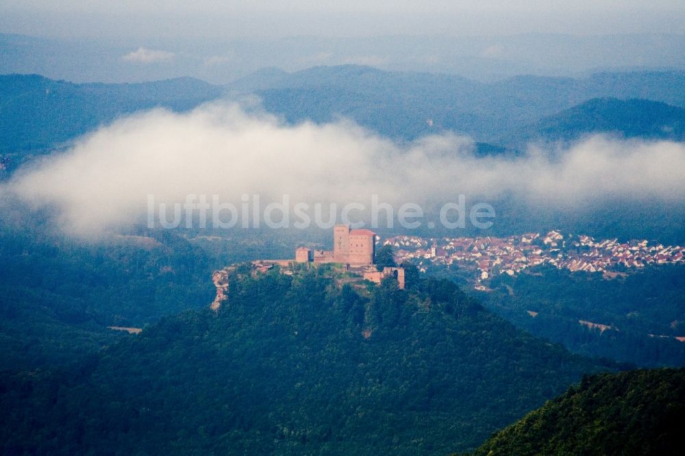 Annweiler am Trifels von oben - Burganlage der Burg Trifels vor tiefen Wolken in Annweiler am Trifels im Bundesland Rheinland-Pfalz