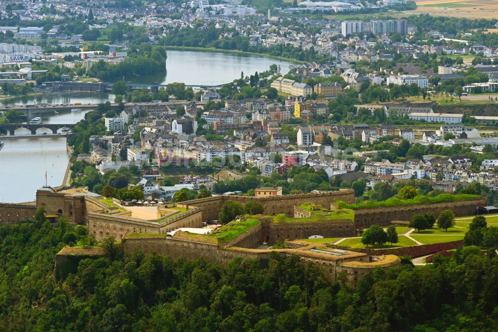 Luftaufnahme Koblenz - Burganlage der Festung Ehrenbreitstein in Koblenz im Bundesland Rheinland-Pfalz, Deutschland