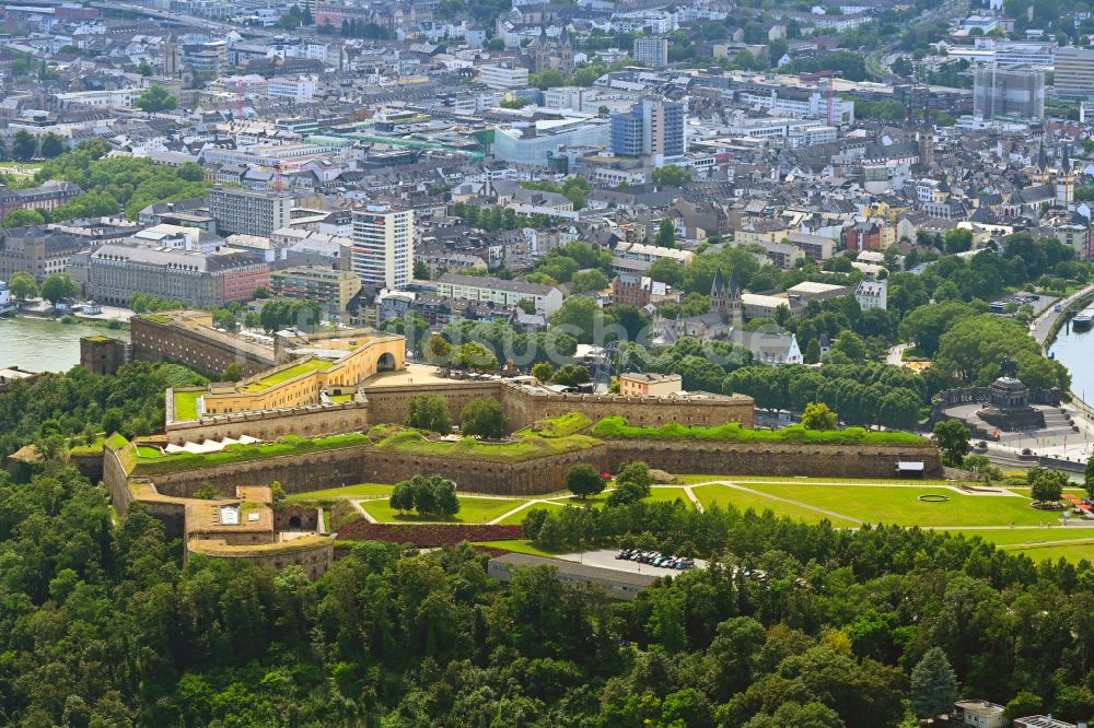 Koblenz von oben - Burganlage der Festung Ehrenbreitstein in Koblenz im Bundesland Rheinland-Pfalz, Deutschland