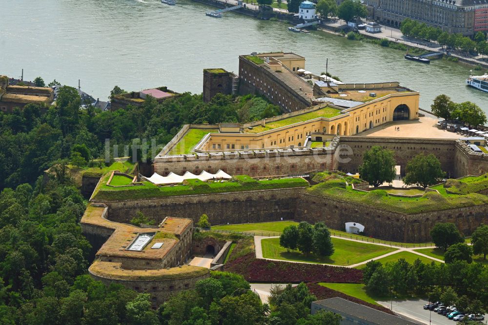 Koblenz aus der Vogelperspektive: Burganlage der Festung Ehrenbreitstein in Koblenz im Bundesland Rheinland-Pfalz, Deutschland