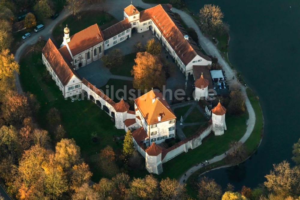 München von oben - Burganlage des Jagdschloss Blutenburg in München im Bundesland Bayern