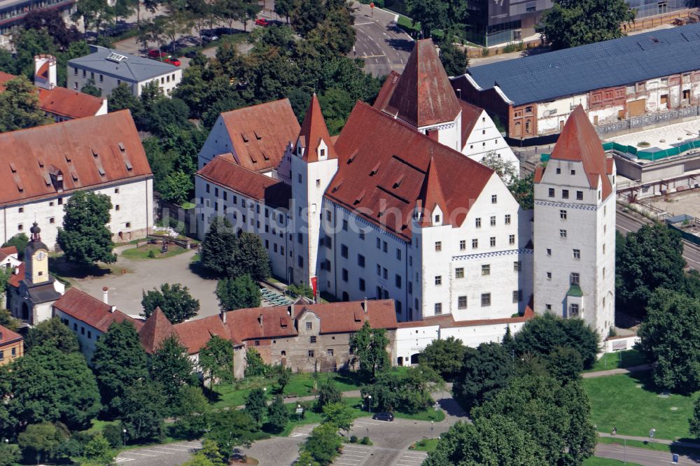 Ingolstadt aus der Vogelperspektive: Burganlage Neues Schloss und Gebäude des Stadttheaters in Ingolstadt im Bundesland Bayern