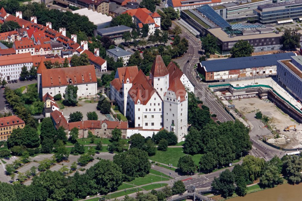 Luftbild Ingolstadt - Burganlage Neues Schloss und Gebäude des Stadttheaters in Ingolstadt im Bundesland Bayern