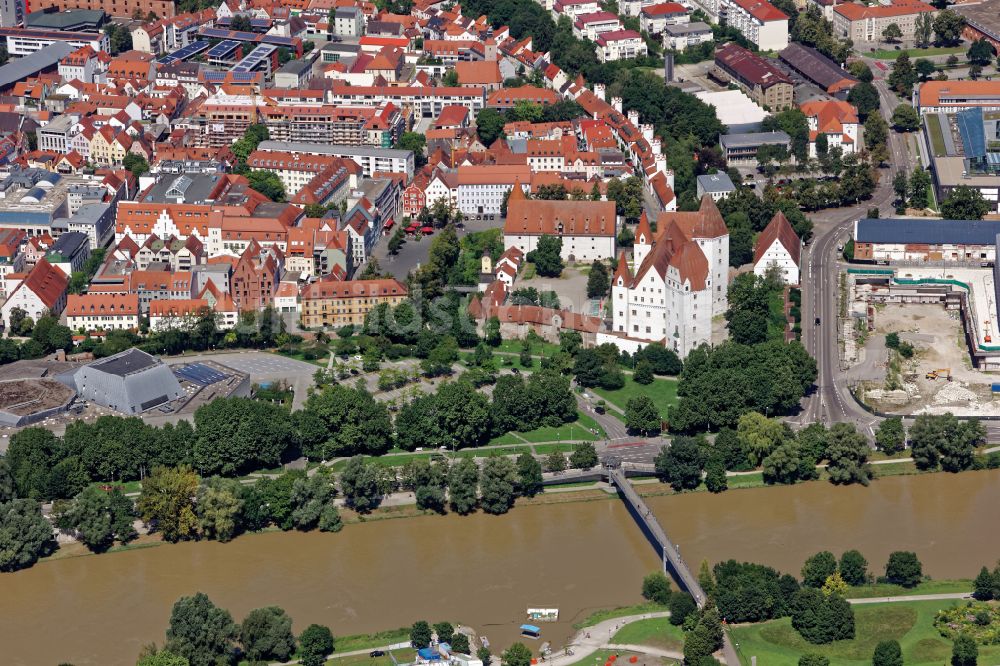 Luftaufnahme Ingolstadt - Burganlage Neues Schloss und Gebäude des Stadttheaters in Ingolstadt im Bundesland Bayern