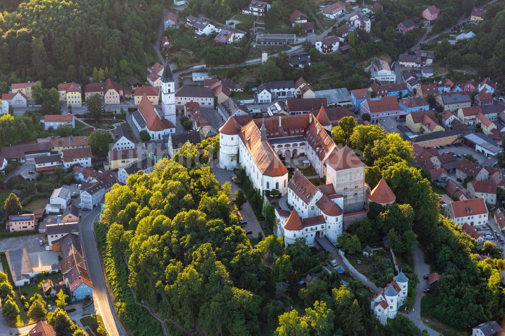 Luftbild Wörth an der Donau - Burganlage des Pro Seniore Schloss Wörth in Wörth an der Donau im Bundesland Bayern, Deutschland