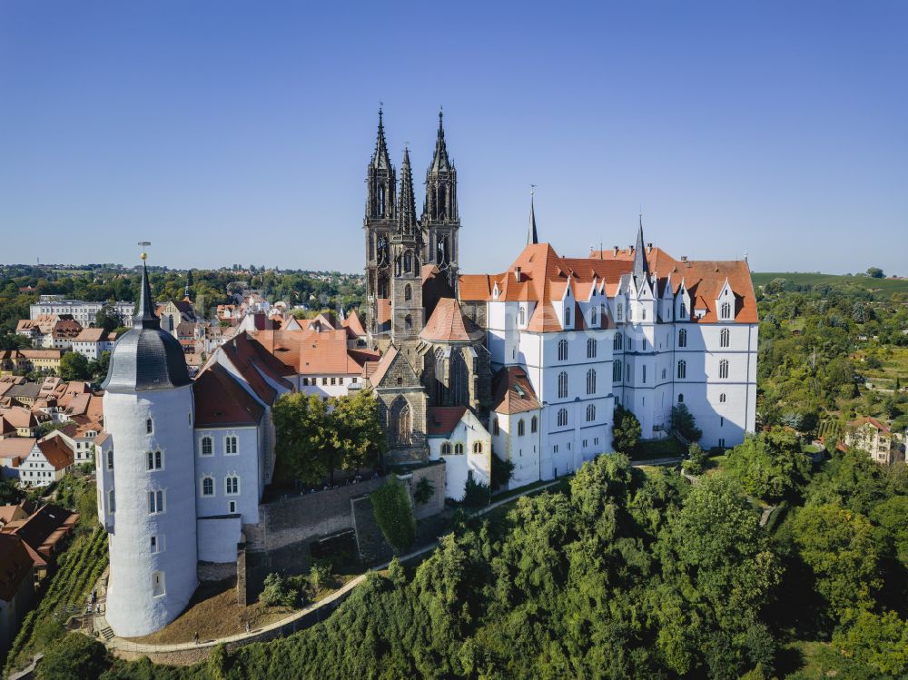 Meißen von oben - Burganlage des Schloss Albrechtsburg mit dem Hochstift Dom am Domplatz in Meißen im Bundesland Sachsen