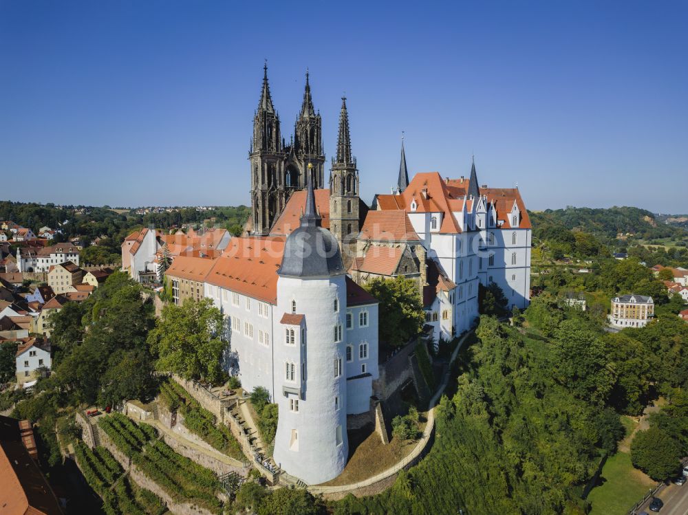 Meißen aus der Vogelperspektive: Burganlage des Schloss Albrechtsburg mit dem Hochstift Dom am Domplatz in Meißen im Bundesland Sachsen