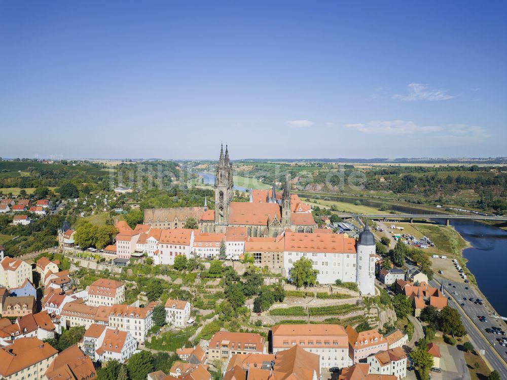 Luftbild Meißen - Burganlage des Schloss Albrechtsburg mit dem Hochstift Dom am Domplatz in Meißen im Bundesland Sachsen