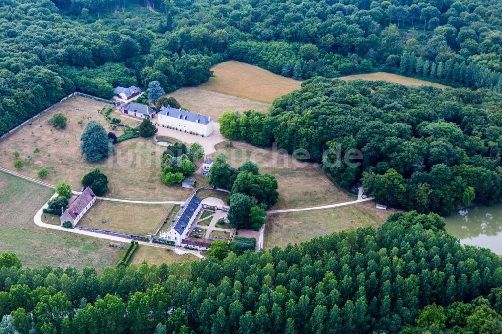 Autreche von oben - Burganlage des Schloss in Autreche in Centre-Val de Loire, Frankreich