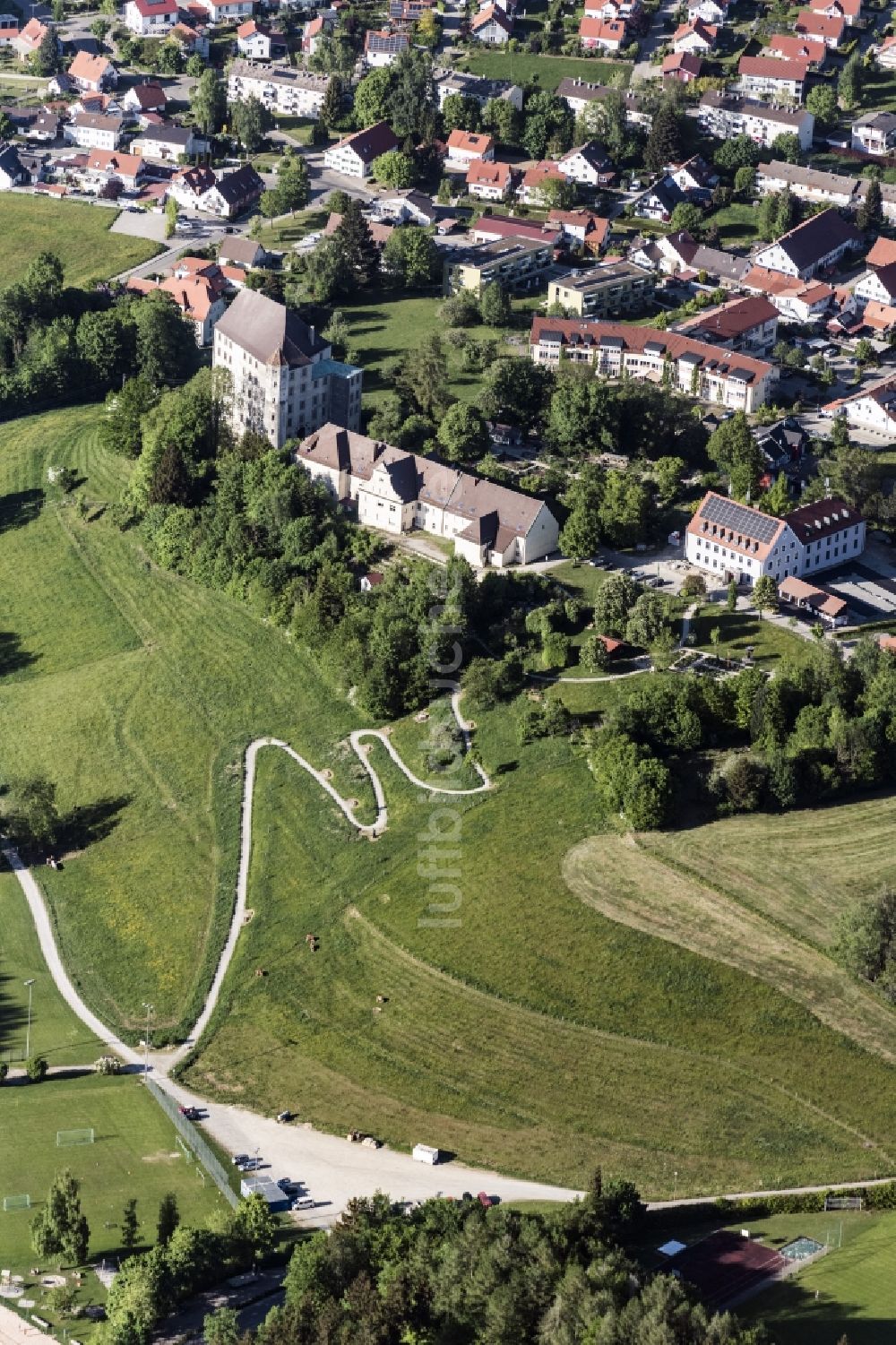 Luftaufnahme Bad Grönenbach - Burganlage des Schloss in Bad Grönenbach im Bundesland Bayern, Deutschland