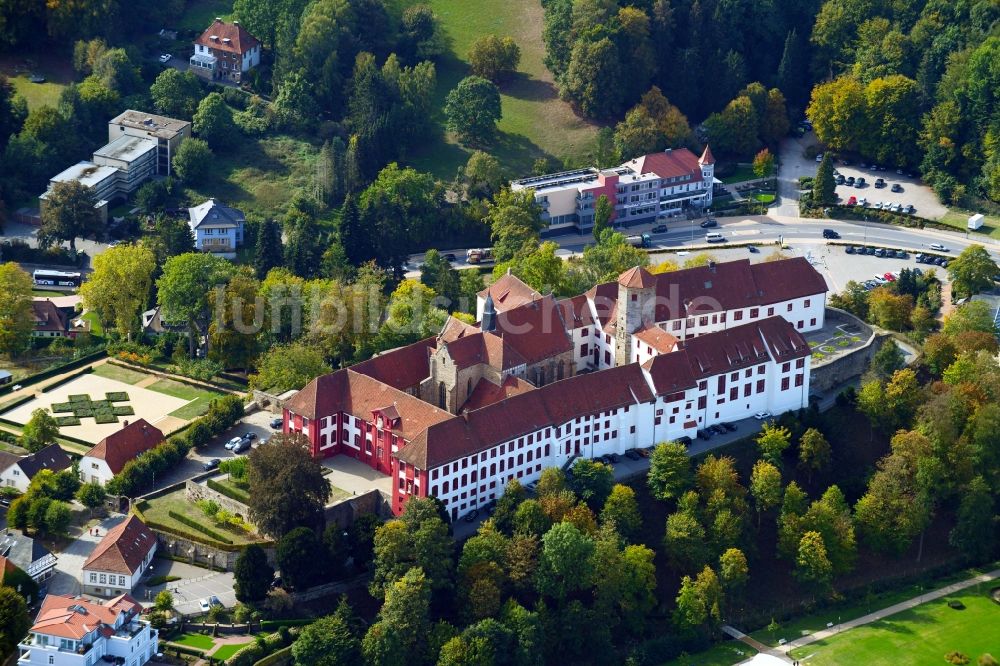 Bad Iburg von oben - Burganlage des Schloss in Bad Iburg im Bundesland Niedersachsen, Deutschland