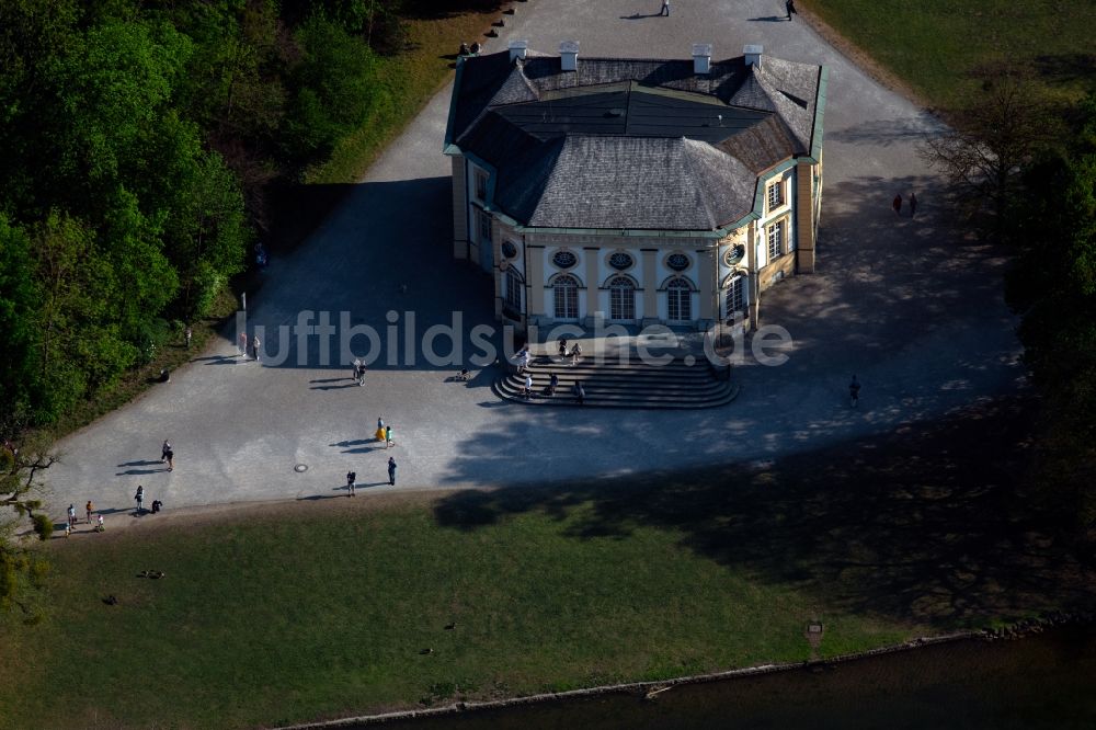 München von oben - Burganlage des Schloss Badenburg im Schlosspark Nymphenburg am Schloß Nymphenburg im Ortsteil Neuhausen-Nymphenburg in München im Bundesland Bayern, Deutschland