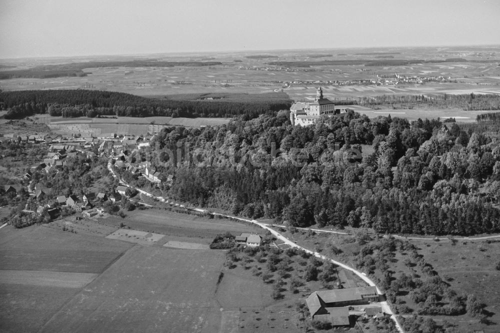 Bopfingen von oben - Burganlage des Schloss Baldern in Bopfingen im Bundesland Baden-Württemberg, Deutschland