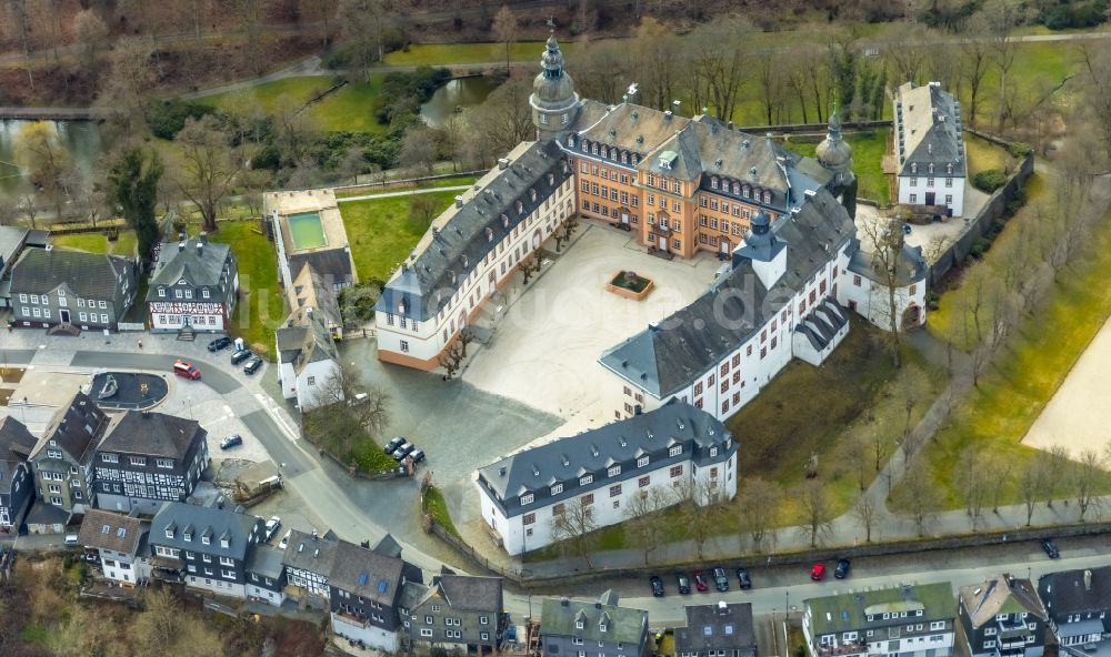 Bad Berleburg von oben - Burganlage Schloß Berleburg in Bad Berleburg im Bundesland Nordrhein-Westfalen, Deutschland