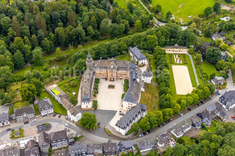 Luftaufnahme Bad Berleburg - Burganlage Schloß Berleburg in Bad Berleburg im Bundesland Nordrhein-Westfalen, Deutschland