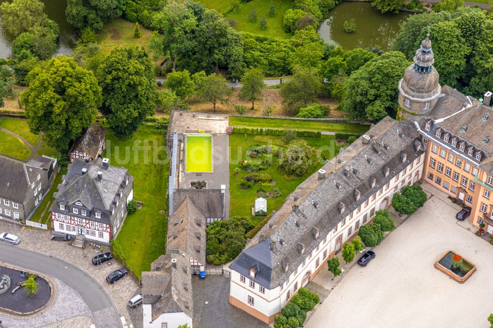 Bad Berleburg von oben - Burganlage Schloß Berleburg in Bad Berleburg im Bundesland Nordrhein-Westfalen, Deutschland