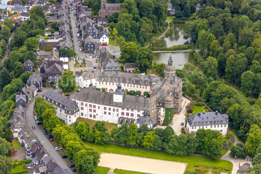 Bad Berleburg aus der Vogelperspektive: Burganlage Schloß Berleburg in Bad Berleburg im Bundesland Nordrhein-Westfalen, Deutschland