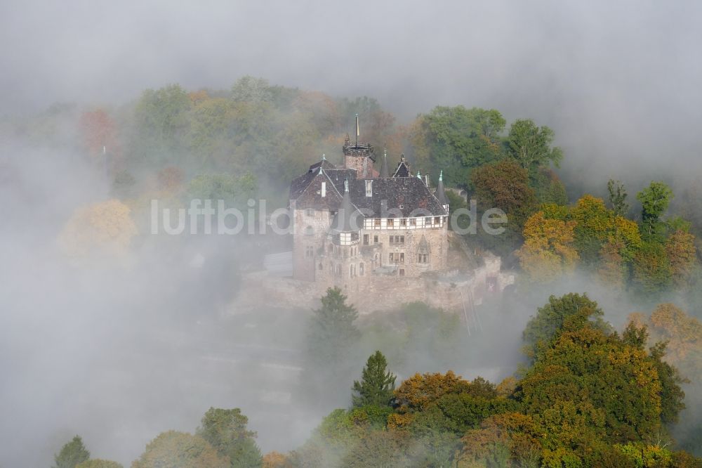 Witzenhausen von oben - Burganlage des Schloss Berlepsch im Nebel bei Witzenhausen im Bundesland Hessen