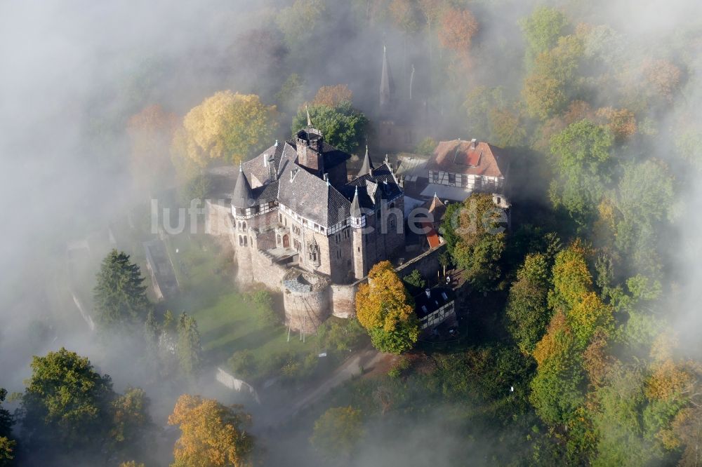 Witzenhausen von oben - Burganlage des Schloss Berlepsch in Witzenhausen im Bundesland Hessen im Herbst bei Nebel