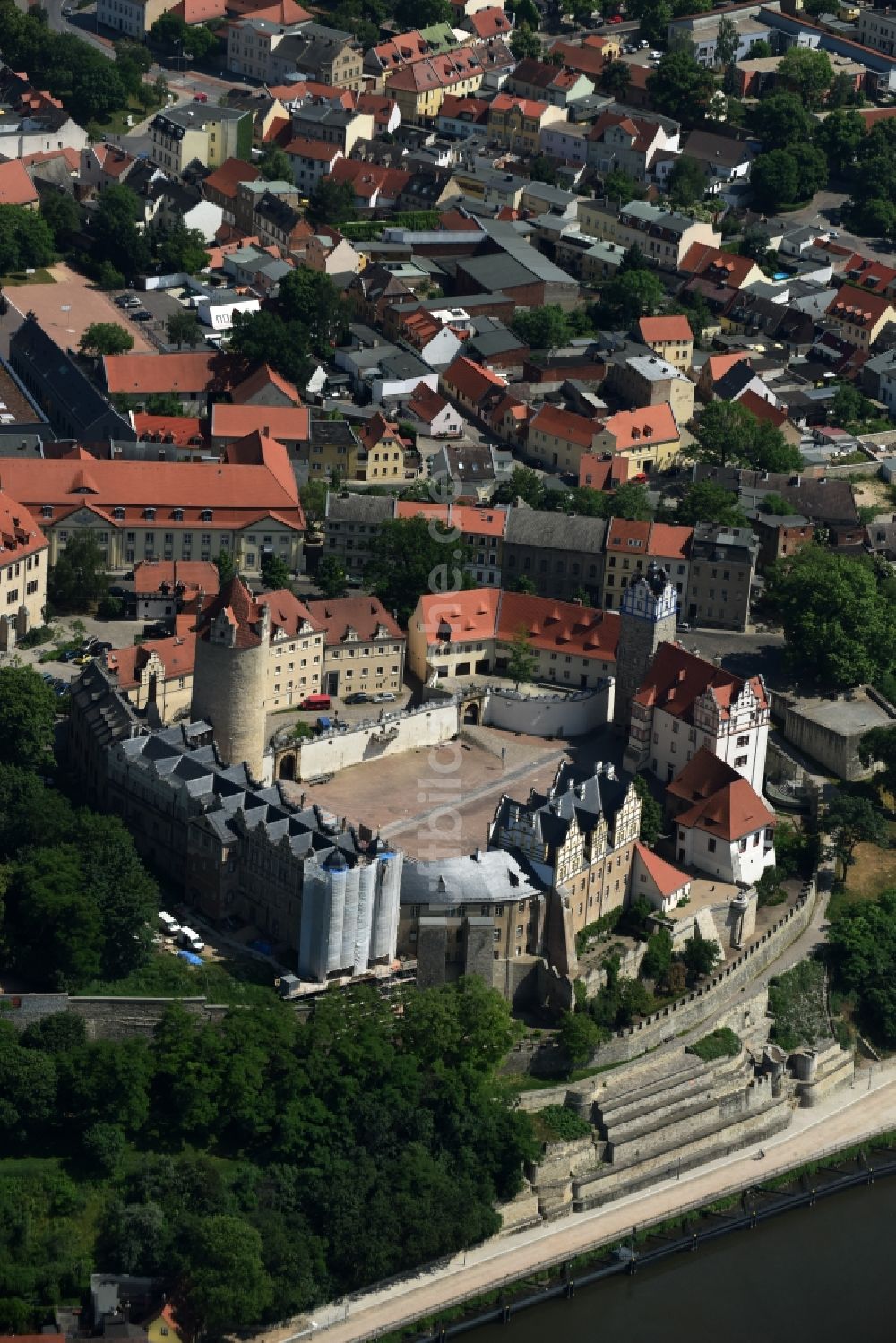 Luftaufnahme Bernburg (Saale) - Burganlage des Schloss Bernburg am östlichen Saaleufer in Bernburg (Saale) im Bundesland Sachsen-Anhalt