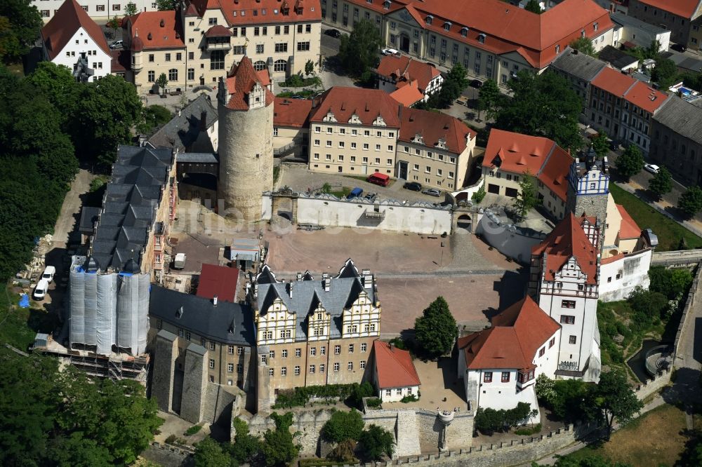 Bernburg (Saale) von oben - Burganlage des Schloss Bernburg am östlichen Saaleufer in Bernburg (Saale) im Bundesland Sachsen-Anhalt