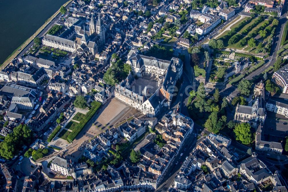 Luftaufnahme Blois - Burganlage des Schloss Blois - Château Royal de Blois in Blois in Centre-Val de Loire, Frankreich