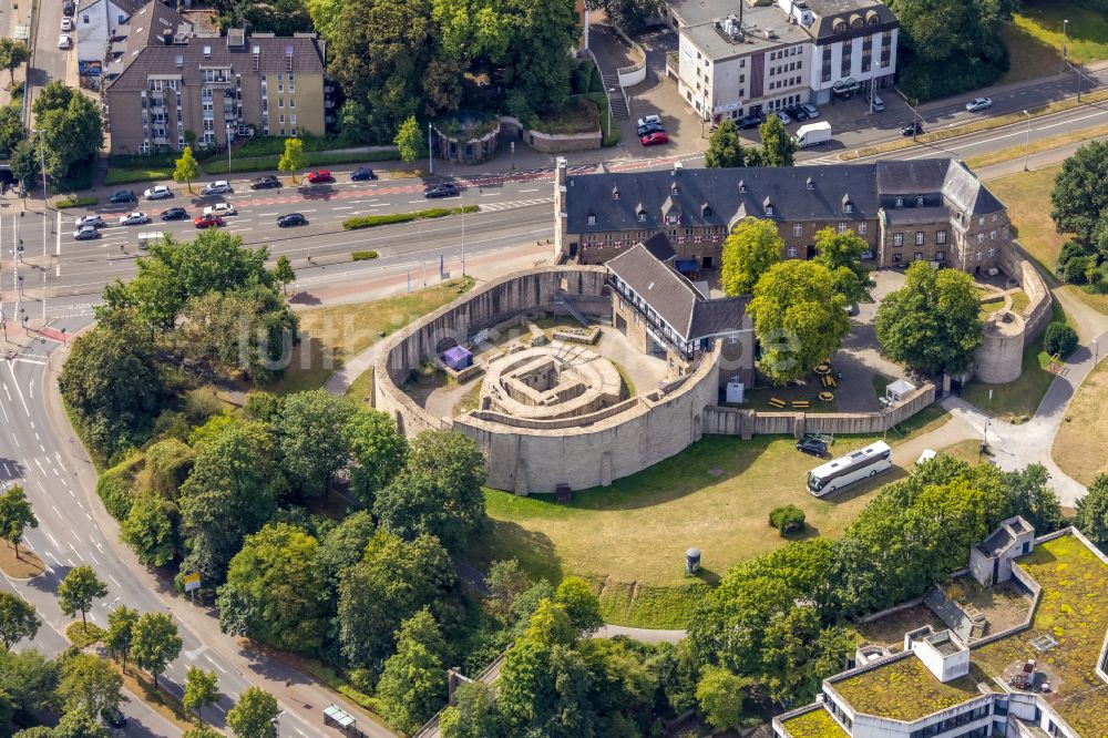 Mülheim an der Ruhr von oben - Burganlage Schloss Broich in Mühlheim an der Ruhr im Bundesland Nordrhein-Westfalen, Deutschland