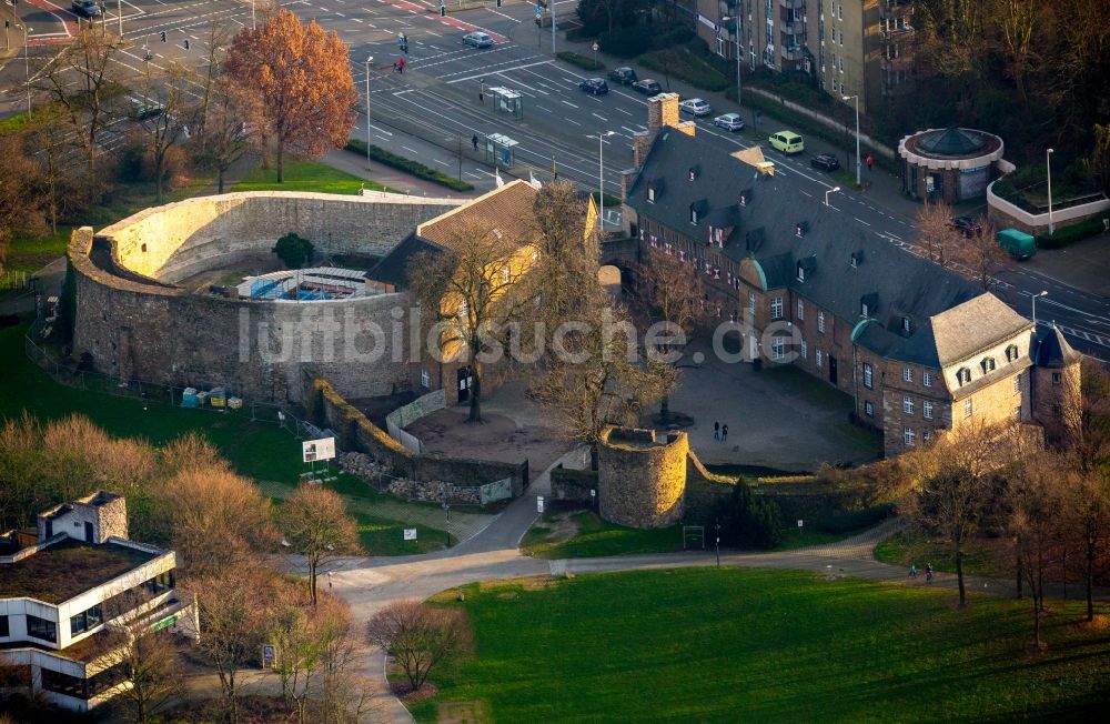 Luftaufnahme Mülheim an der Ruhr - Burganlage des Schloss Broich in Mülheim an der Ruhr im Bundesland Nordrhein-Westfalen