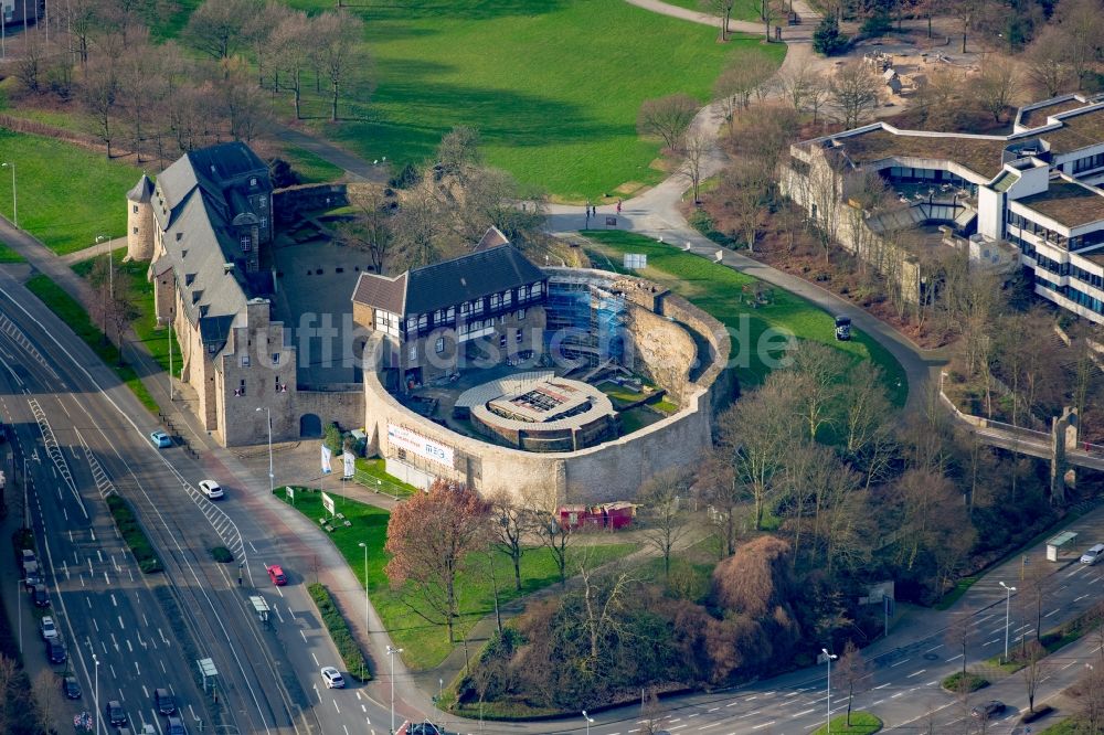 Luftaufnahme Mülheim an der Ruhr - Burganlage des Schloss Broich in Mülheim an der Ruhr im Bundesland Nordrhein-Westfalen