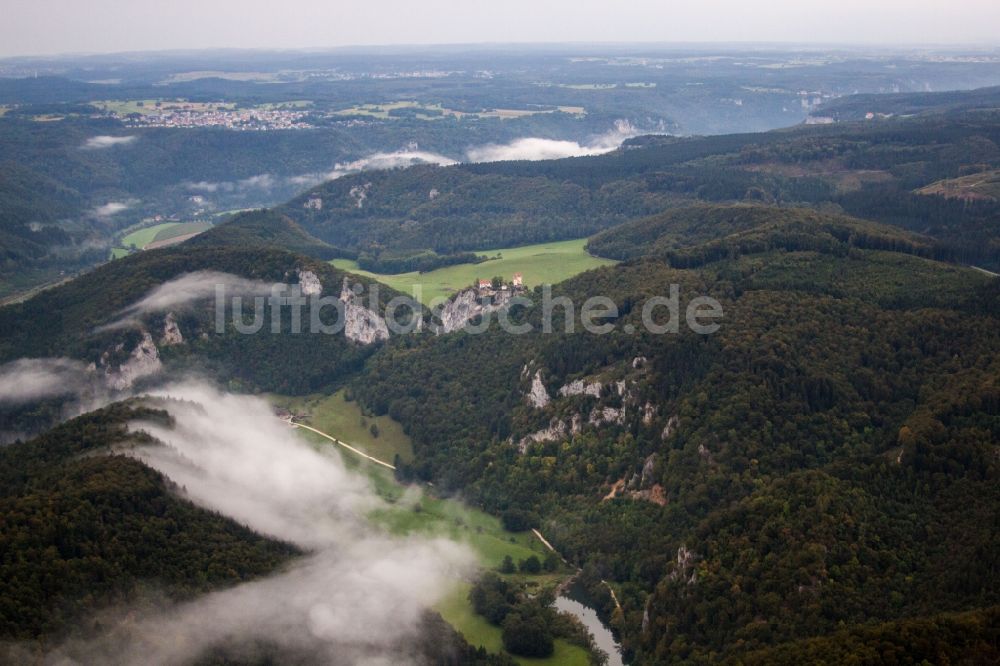 Luftaufnahme Beuron - Burganlage des Schloss Bronnen in Beuron über dem Donautal im Bundesland Baden-Württemberg