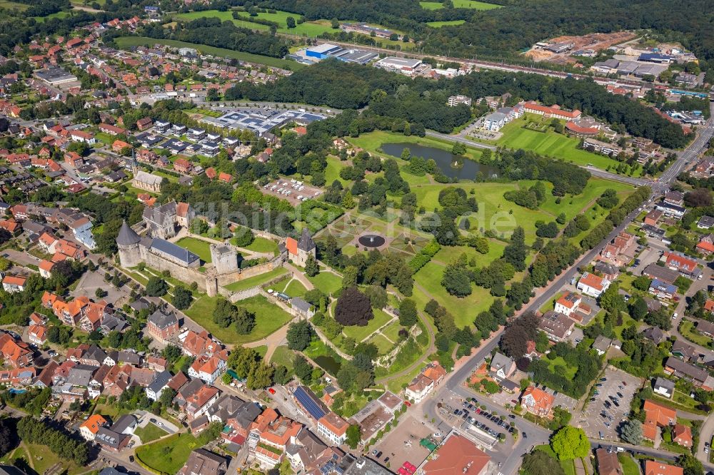 Bad Bentheim von oben - Burganlage des Schloss Burg Bentheim an der Schloßstraße in Bad Bentheim im Bundesland Niedersachsen, Deutschland