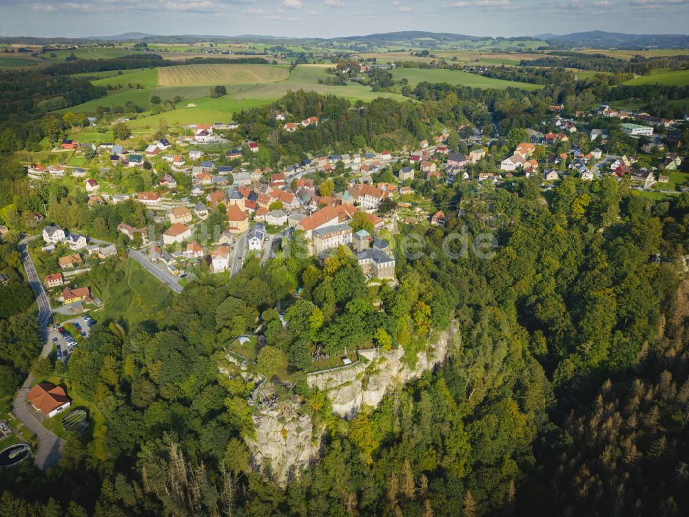 Hohnstein aus der Vogelperspektive: Burganlage des Schloss Burg Hohnstein in Hohnstein im Bundesland Sachsen, Deutschland