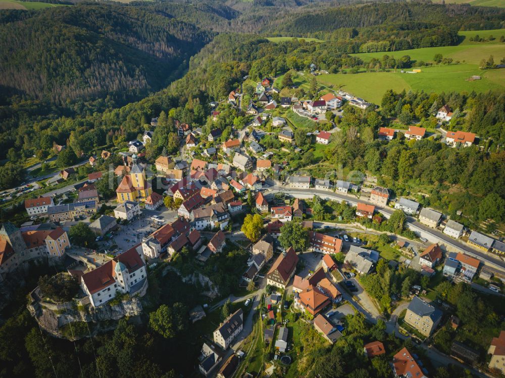 Hohnstein von oben - Burganlage des Schloss Burg Hohnstein in Hohnstein im Bundesland Sachsen, Deutschland