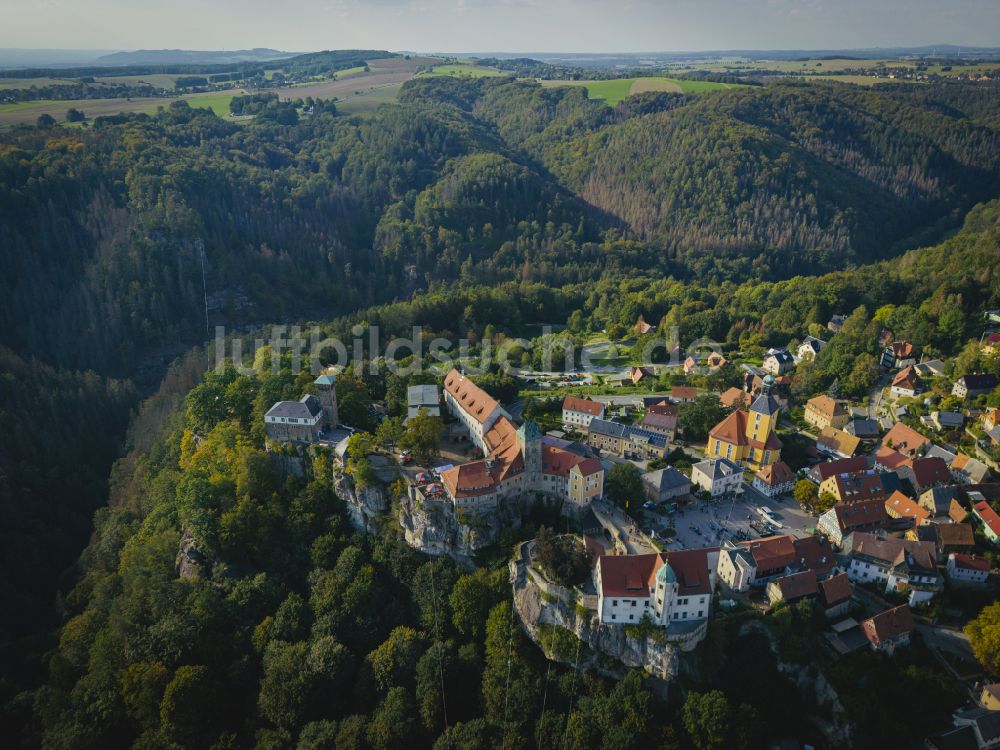 Hohnstein aus der Vogelperspektive: Burganlage des Schloss Burg Hohnstein in Hohnstein im Bundesland Sachsen, Deutschland