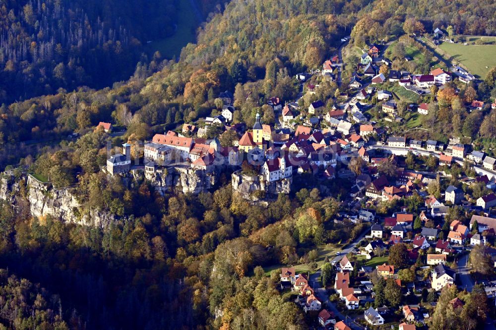 Hohnstein aus der Vogelperspektive: Burganlage des Schloss Burg Hohnstein in Hohnstein im Bundesland Sachsen, Deutschland