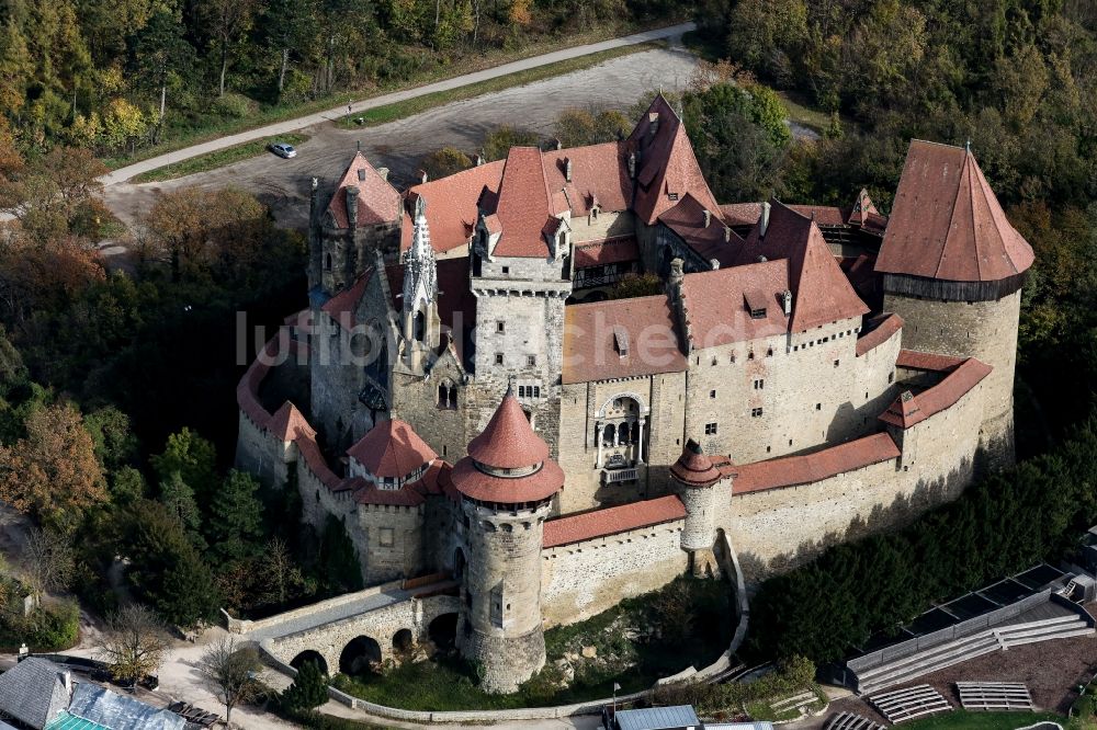 Leobendorf von oben - Burganlage des Schloss Burg Kreuzenstein in Leobendorf in Niederösterreich, Österreich