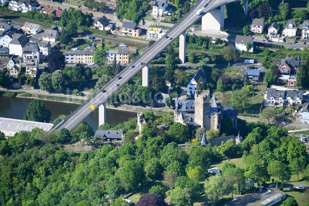 Lahnstein aus der Vogelperspektive: Burganlage des Schloss Burg Lahneck in Lahnstein im Bundesland Rheinland-Pfalz, Deutschland