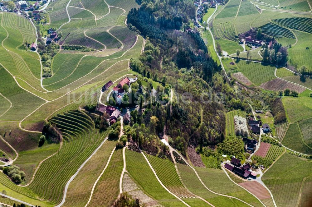 Durbach von oben - Burganlage des Schloss - Burg Staufenberg im Ortsteil Ebersweier in Durbach im Bundesland Baden-Württemberg