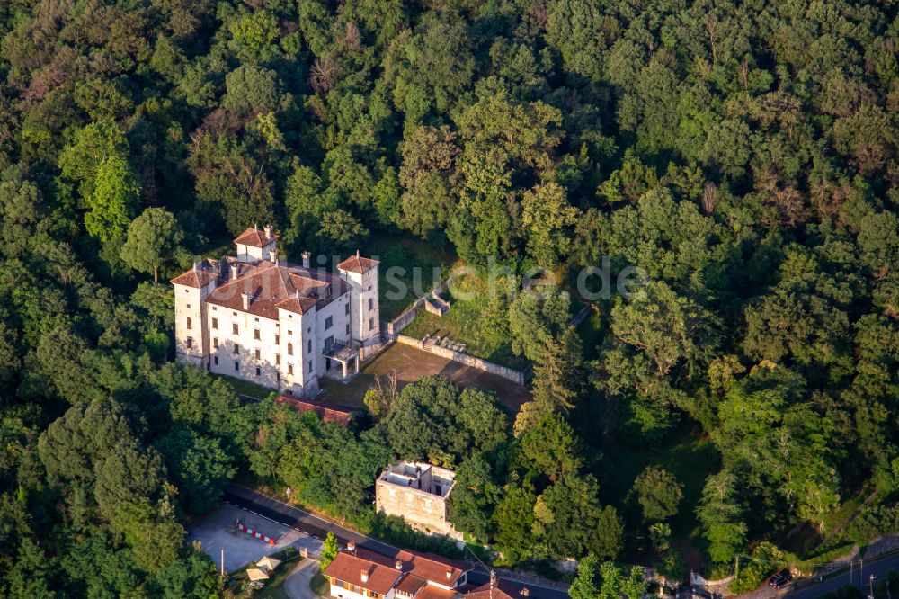 Castel Rubbia von oben - Burganlage des Schloss Castello di Rubbia in Castel Rubbia in Friuli-Venezia Giulia, Italien