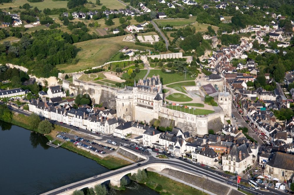 Amboise von oben - Burganlage des Schloss Chateau Royal d'Amboise in Amboise in Centre-Val de Loire, Frankreich