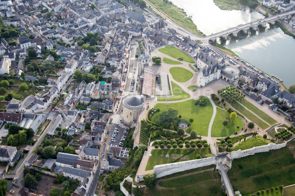 Luftbild Amboise - Burganlage des Schloss Chateau Royal d'Amboise in Amboise in Centre-Val de Loire, Frankreich