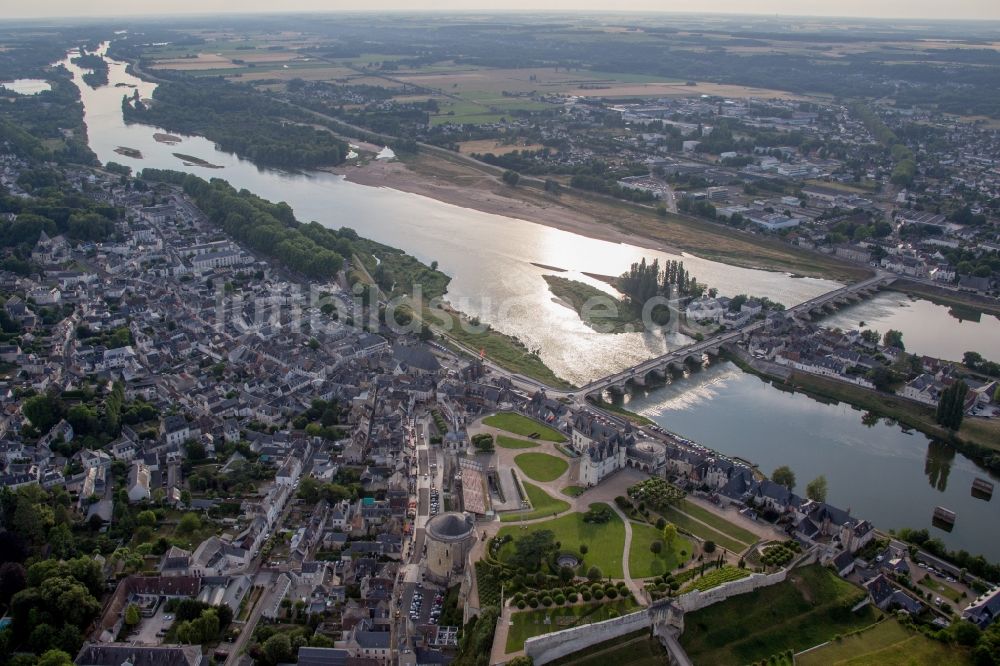 Luftaufnahme Amboise - Burganlage des Schloss Chateau Royal d'Amboise in Amboise in Centre-Val de Loire, Frankreich